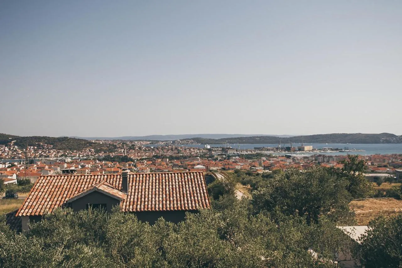 Apartment Andrea Τρογκίρ