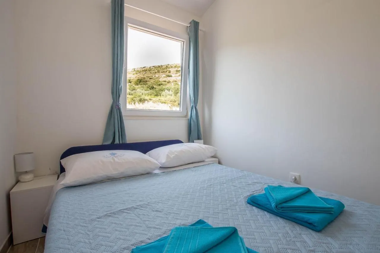 Apartment Andrea Τρογκίρ