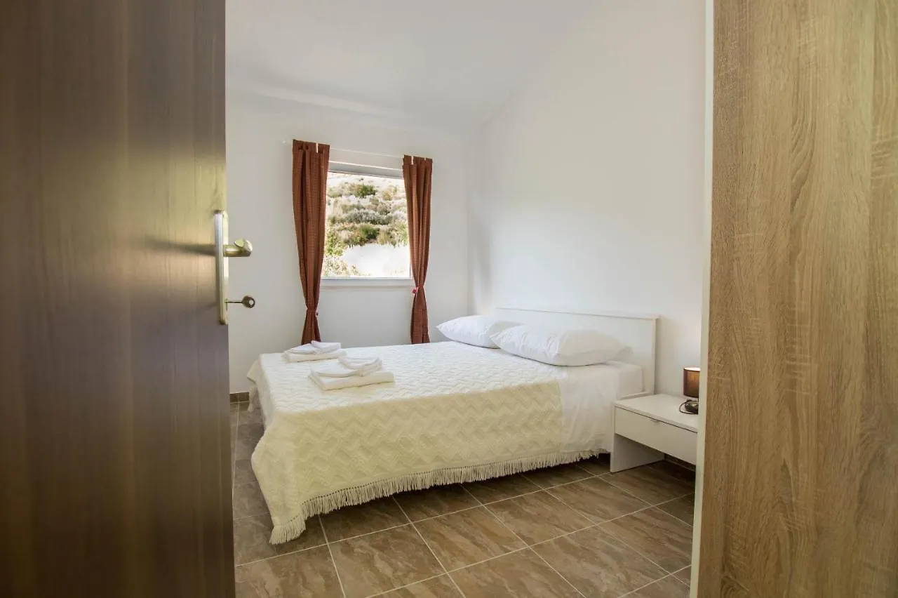Apartment Andrea Τρογκίρ 0*,
